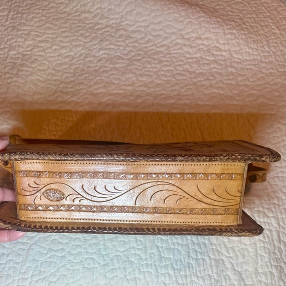 Hand tooled Leather Handbag with adjustable strap - Picture 3 of 14